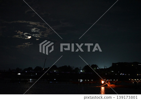 [Kyoto] The full moon of the Mid-Autumn Festival and cormorant fishing as the moon crosses the Togetsukyo Bridge 139173801