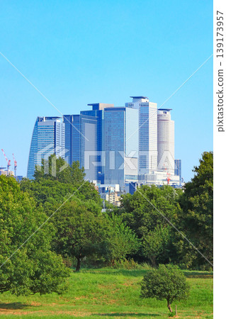 從愛知縣名古屋市莊內川河床眺望名古屋站週邊的摩天大樓 139173957