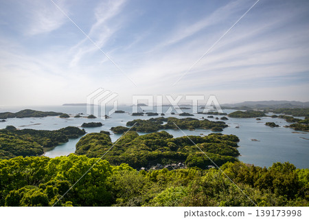 藍天、白雲和藍色大海的九十九島風景 139173998
