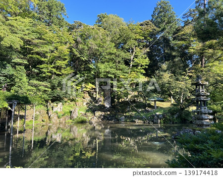 兼六園:風景優美,有池塘和瀑布。 兼六園:風景優美,有池塘和瀑布。 139174418