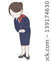 一名女空服人員鞠躬。 139174630