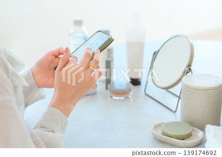 使用智能手機的女性之手 使用智能手機的女性之手 139174692