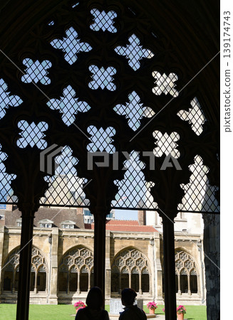 從走廊望向庭院。 從走廊望向庭院。 139174743