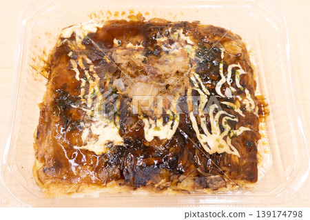 美味的街頭風味大阪燒配麵條 美味的街頭風味大阪燒配麵條 139174798