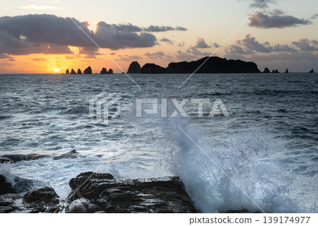 日向海七津岩海岸的日出和海浪拍打，位於宮崎縣日南市。 139174977