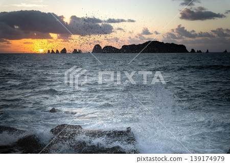 日向海七津岩海岸的日出和海浪拍打，位於宮崎縣日南市。 139174979