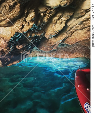 漂浮在奄美大島碧綠海面上的充氣式獨木舟 139175413