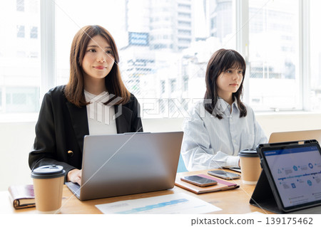 在辦公室工作的婦女 在辦公室工作的婦女 139175462