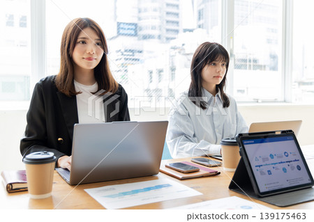 在辦公室開會的女企業家 在辦公室開會的女企業家 139175463