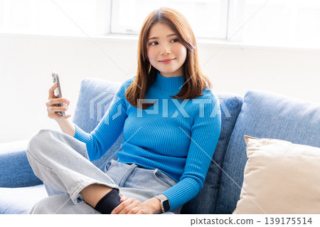 在沙發上的女人看智能手機 139175514