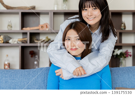 一位關係親密的女性朋友 一位關係親密的女性朋友 139175530