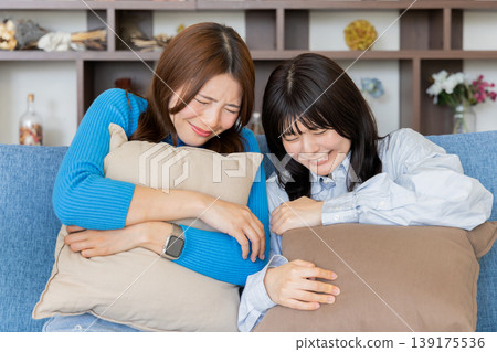 看恐怖電影會感到害怕的女人 看恐怖電影會感到害怕的女人 139175536