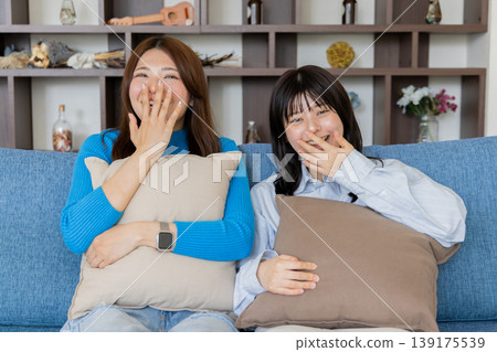 一個嘲笑看電視的女人 一個嘲笑看電視的女人 139175539