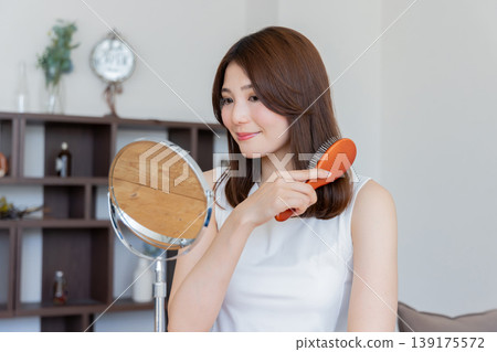 一個女人撫摸著她的頭髮 139175572
