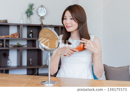 一個女人撫摸著她的頭髮 139175573