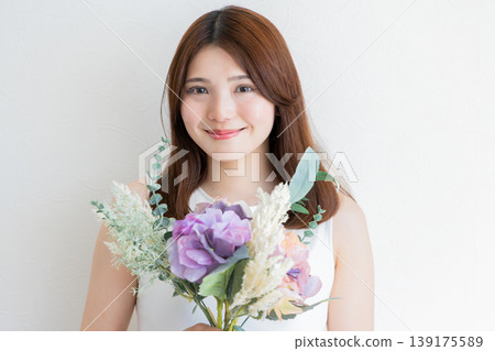 Natural portraits of women holding bouquets - beauty and lifestyle Natural portraits of women holding bouquets - beauty and lifestyle 139175589