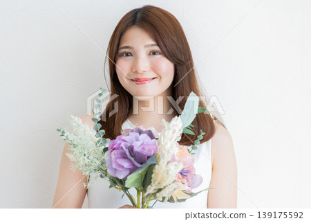 Natural portraits of women holding bouquets - beauty and lifestyle Natural portraits of women holding bouquets - beauty and lifestyle 139175592