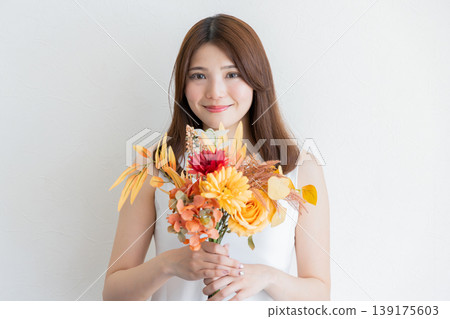 手捧花束的女性自然肖像-美麗與生活方式 手捧花束的女性自然肖像-美麗與生活方式 139175603