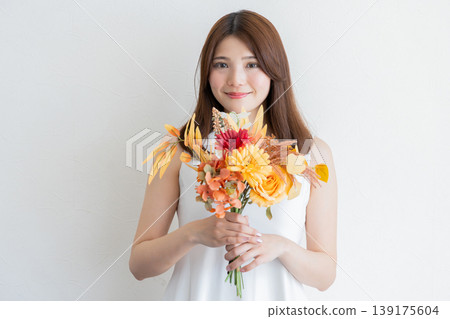 手捧花束的女性自然肖像－美麗與生活方式 139175604