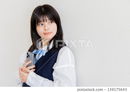 一位高中女生手持智慧型手機的肖像(白色背景,留白) 一位高中女生手持智慧型手機的肖像(白色背景,留白) 139175643