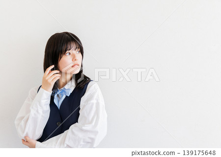 一幅清新脫俗的女學生側身而視、雙臂交叉的肖像畫(留有文字空間)。 一幅清新脫俗的女學生側身而視、雙臂交叉的肖像畫(留有文字空間)。 139175648