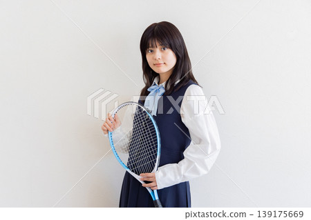 女學生手持網球拍的肖像畫——展現運動與青春的畫面。 139175669