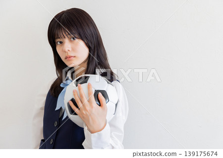 一位女學生手持足球，神情自信的肖像。 139175674