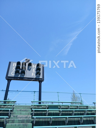 棒球場上的BSO計數顯示器在藍天的襯托下格外醒目。 棒球場上的BSO計數顯示器在藍天的襯托下格外醒目。 139175769
