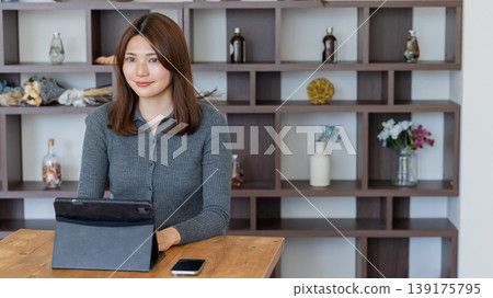 Portrait of a woman working with a tablet (working from home/desk work) 139175795