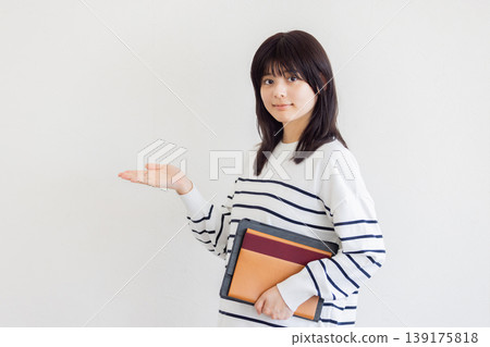 一位年輕女子正在展示資料——商業和教育圖片(留有複製空間) 一位年輕女子正在展示資料——商業和教育圖片(留有複製空間) 139175818