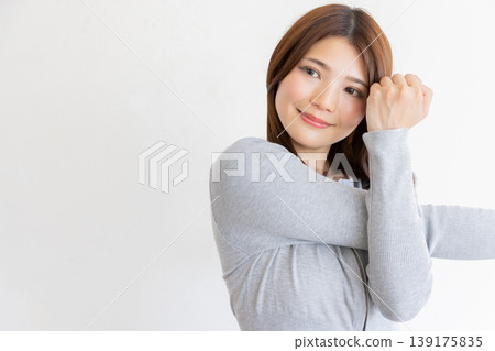 年輕女子伸展身體；在家中進行身體護理，保持健康的生活方式 139175835