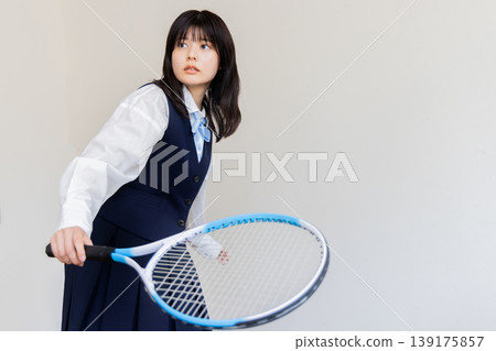一名高中女生手持網球拍。 139175857