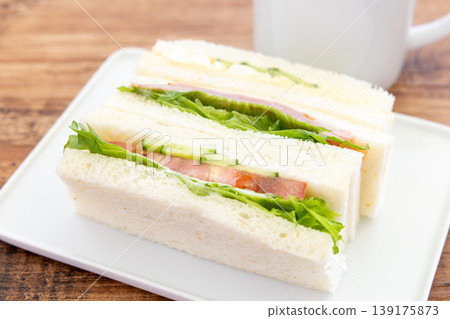 美味的混合三明治和咖啡早晨 美味的混合三明治和咖啡早晨 139175873