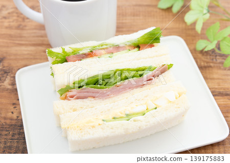 美味的混合三明治和咖啡早晨 139175883