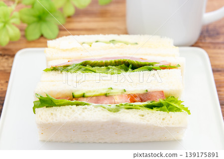美味的混合三明治和咖啡早晨 139175891