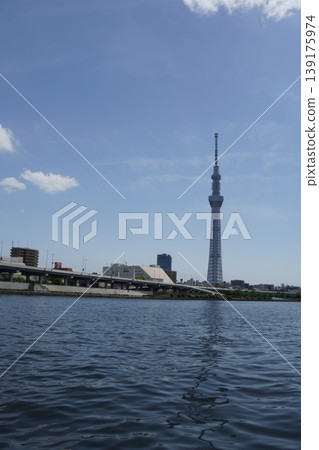 東京晴空塔高聳入雲,倒映在隅田川的河面上。 東京晴空塔高聳入雲,倒映在隅田川的河面上。 139175974