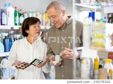Couple man and woman choosing cosmetics in store Couple man and woman choosing cosmetics in store 139176162