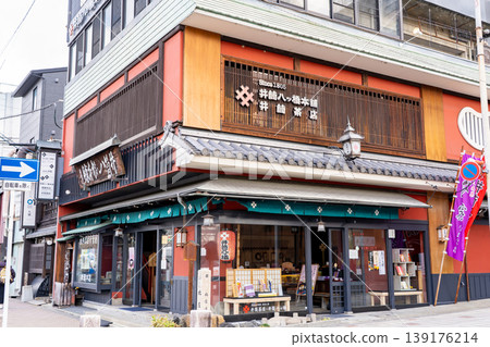 Founded in the second year of the Bunka era, Izutsu Yatsuhashi Honpo Gion Main Store (a long-established Japanese confectionery shop famous for its nama yatsuhashi, Yugiri and Yuko) 139176214