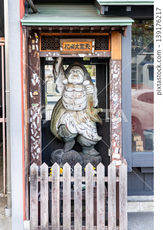 Hanasaku Daikokuten (a power spot revered by geisha and maiko in the geisha district) is located next to Izutsu Yatsuhashi Honpo. Hanasaku Daikokuten (a power spot revered by geisha and maiko in the geisha district) is located next to Izutsu Yatsuhashi Honpo. 139176217