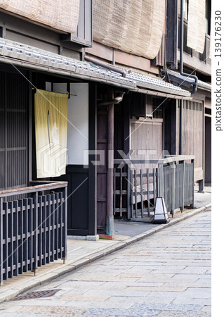 京都祗園新橋(新橋通)傳統建築保護區:茶屋町風格的連棟別墅 京都祗園新橋(新橋通)傳統建築保護區:茶屋町風格的連棟別墅 139176230