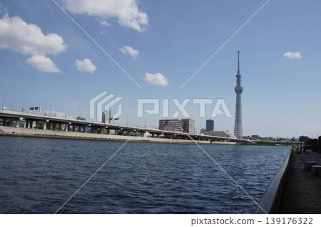 從隅田川沿岸眺望東京晴空塔和首都高速公路;眺望隅田川露台步道和藍天。 從隅田川沿岸眺望東京晴空塔和首都高速公路;眺望隅田川露台步道和藍天。 139176322