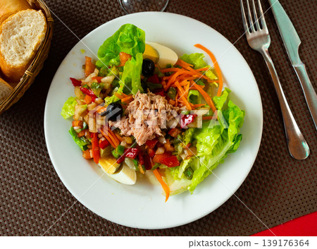 Tuna and vegetables in lettuce leaf Tuna and vegetables in lettuce leaf 139176364