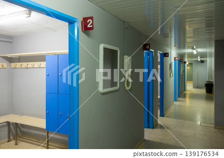 Sports locker room with lockers and bench 139176534
