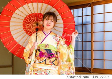 A young Japanese woman in a furisode kimono in a Japanese-style room (coming-of-age ceremony, 20th birthday celebration) 139177006