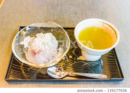 大垣的特色甜點,水饅頭:一種透明清爽的甜點,配上刨冰食用。 大垣的特色甜點,水饅頭:一種透明清爽的甜點,配上刨冰食用。 139177036