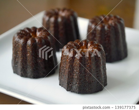 Roasted green tea canelé (horizontal orientation) Roasted green tea canelé (horizontal orientation) 139177375