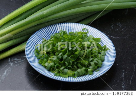 Chopped green onions (ingredients) Chopped green onions (ingredients) 139177398