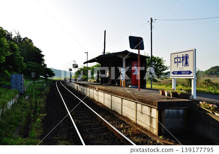 日立仲海濱鐵道中根站的月台和軌道一覽。 139177795