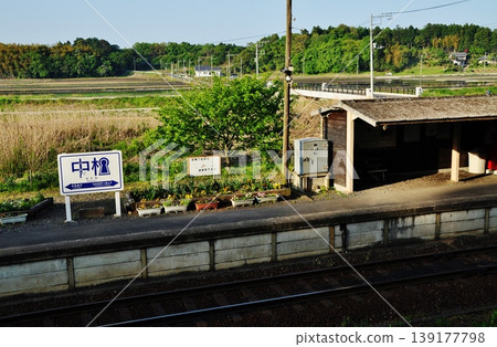 A view of the platform and tracks at Nakane Station on the Hitachinaka Seaside Railway. 139177798