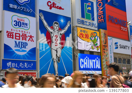 [Osaka Prefecture] June: Sightseeing in Dotonbori, a world-famous entertainment district. 139177803